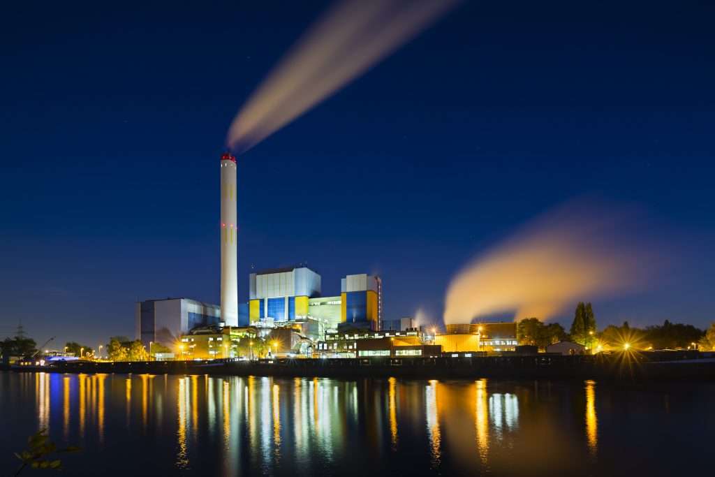 Moderne Müllverbrennungsanlage bei Nacht, Foto: envato elements