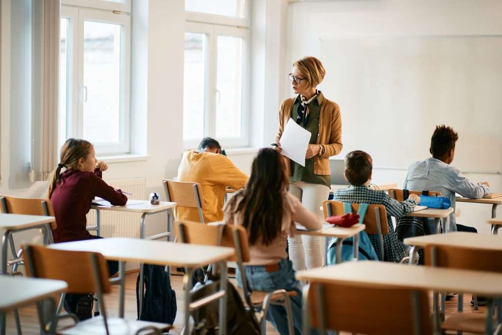 Lehrerin und Schüler in einem Klassenraum, Foto: envato elements